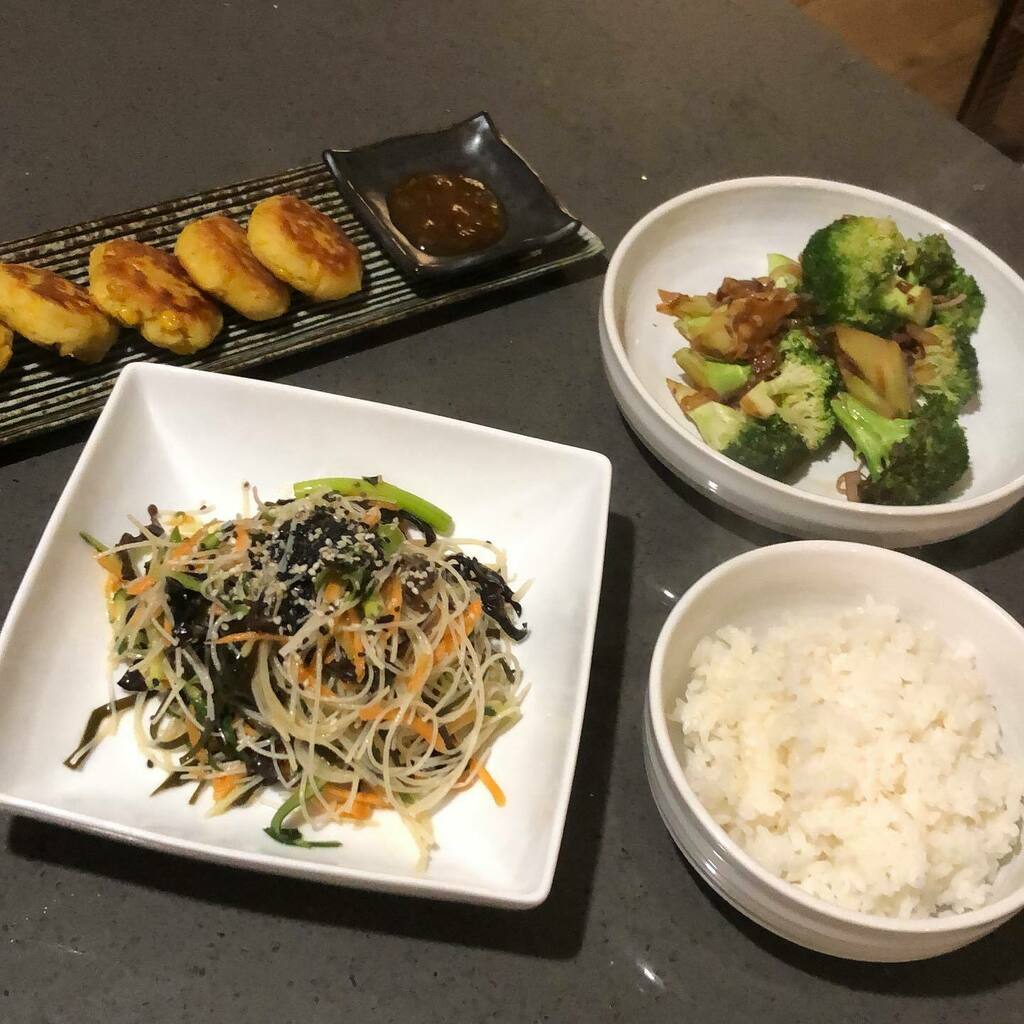 Sweet Corn 🌽 and pumpkin 🎃 fritters, Stir fry broccoli 🥦 , noodle salad
•
#vegan #plantbased #veganrecipes #veganrecipes #homemade #homecook #homecooking #cookingastorm #foodporn #healthy #healthylifestyle #weewoo #thatwookitchen #weewookitchen #phot… instagr.am/p/CUicfx-IkUE/