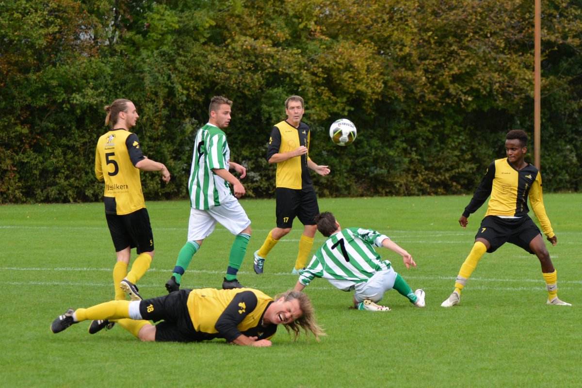 Vandaag wordt oer ZZVV'er, en ons oudste voetballende lid, Harry Kloeze 60 jaar.......hulde aan deze immer betrouwbare verdediger, bezig aan zijn 50e seizoen, vrijwilliger en onvermoeibaar drijvende kracht achter de nieuwbouw van ons clubhuis..en leider van de BP-ZP tot TAFKAP...