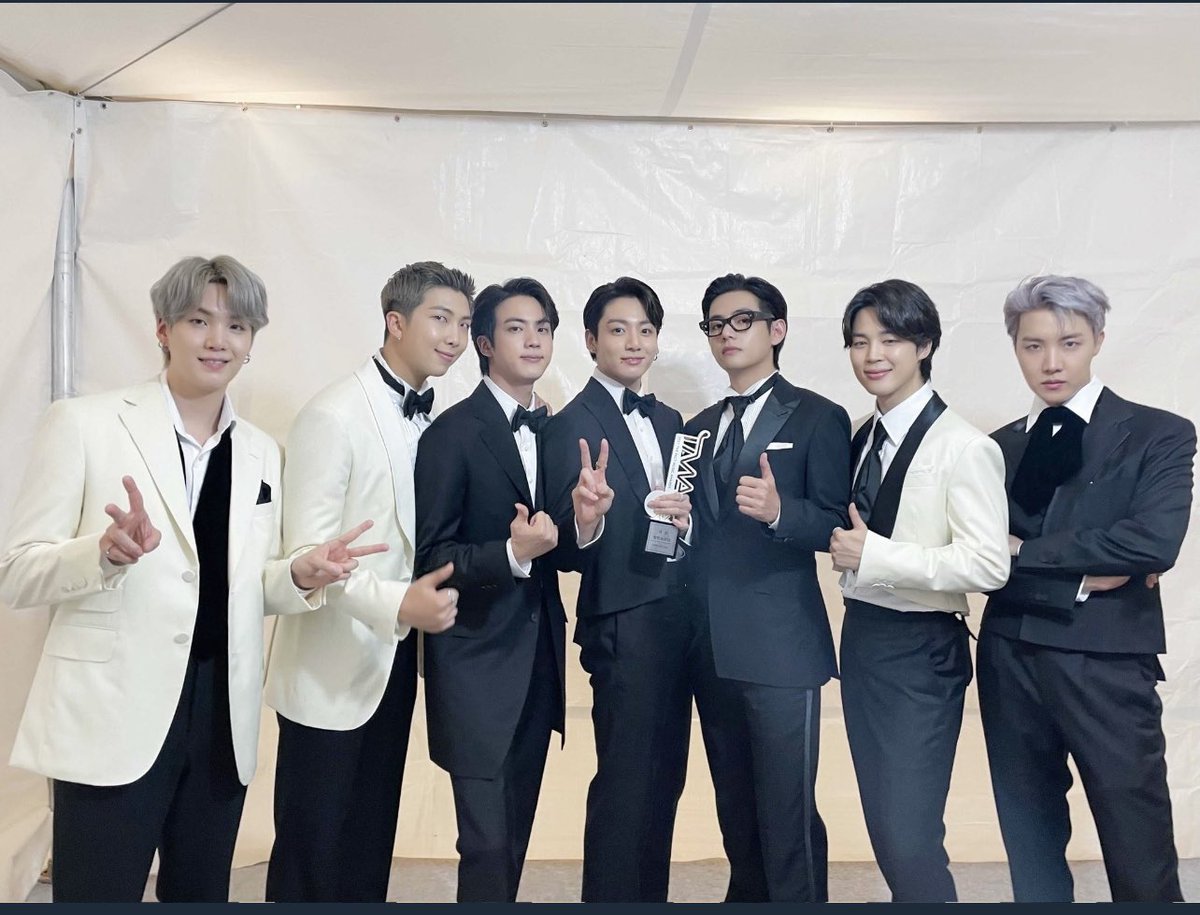 ZerooclockBTS13's tweet photo. BTS BTS BTS ARE LEGENDS AND NO ONE CAN CHANGE THAT FACT I REPEAT THEY ARE LEGENDS AND NO ONE CAN CHANGE THAT IF U R MAD GO CRY ABT IT<3 https://t.co/mqzZQWDrJX