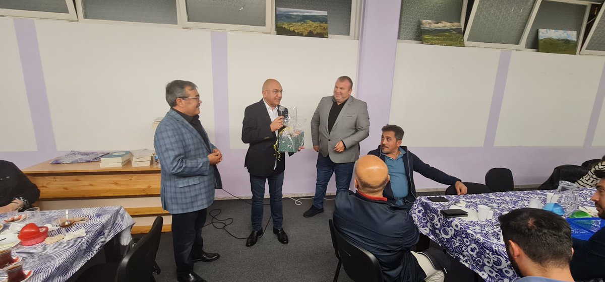 TC_ViyanaBE's tweet photo. Büyükelçi @OzanCeyhun konukları selamladığı konuşmasında çocuklarımızın hem çok iyi Almanca hem de Türkçe öğrenerek bir yandan Avusturya’da başarılı olurken öte yandan kültürümüzü de tanımalarının önemine değindi. https://t.co/D998u4uH5s