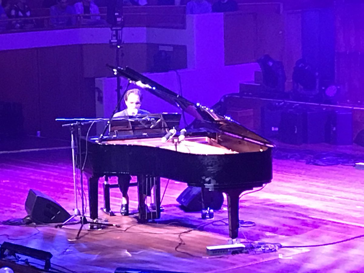 #JettRebel Jett Rebel!! De man IS muziek #NachtvandePoezie <a href="/Ilfu/">lydia fu</a> ⁦<a href="/TiVre_Utrecht/">TivoliVredenburg</a>⁩ WAuW!