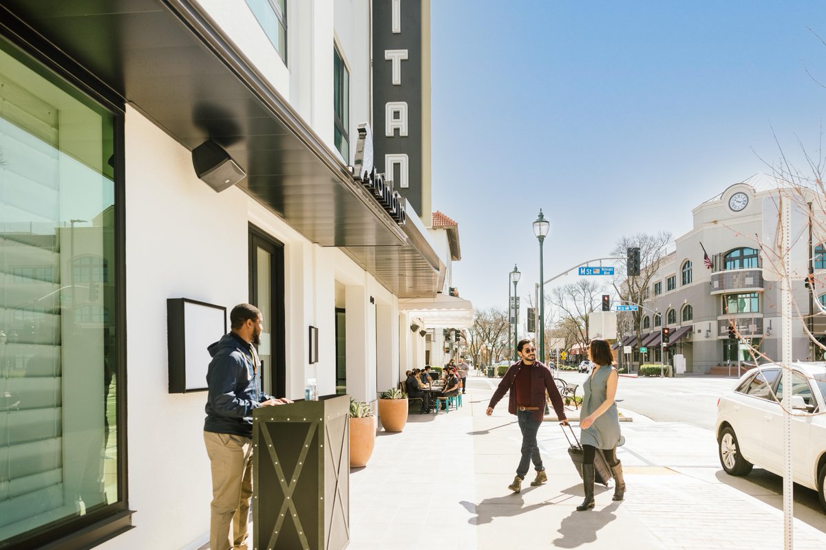 ElCapitanMerced's tweet image. Fall is the PERFECT time to visit Yosemite National Park. The cooler air and changing leaves, what a sight to see and experience. Make El Capitan Hotel your base camp for exploring Yosemite.