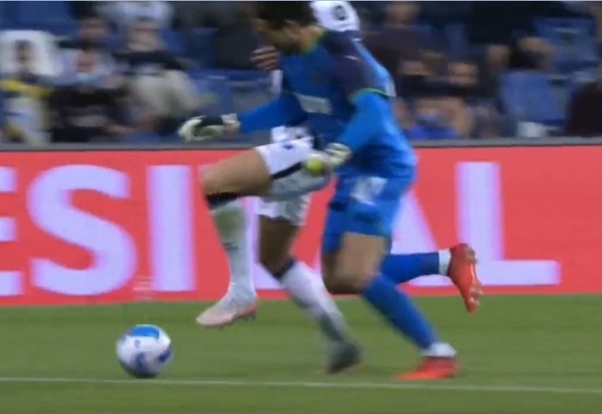 RwondoNaples's tweet photo. Contatto iniziato fuori area, rigore inventato a favore dei limoni e rosso PALESE NON DATO A LASERMAN, e i 40enni interisti si permettono anche di controbattere sotto i tweet del loro idolo @FBiasin.
ANALISI DI COSCIENZA, VERGOGNA🤢🤮
#ForzaNapoliSempre #SasInt https://t.co/wbgumXSkit