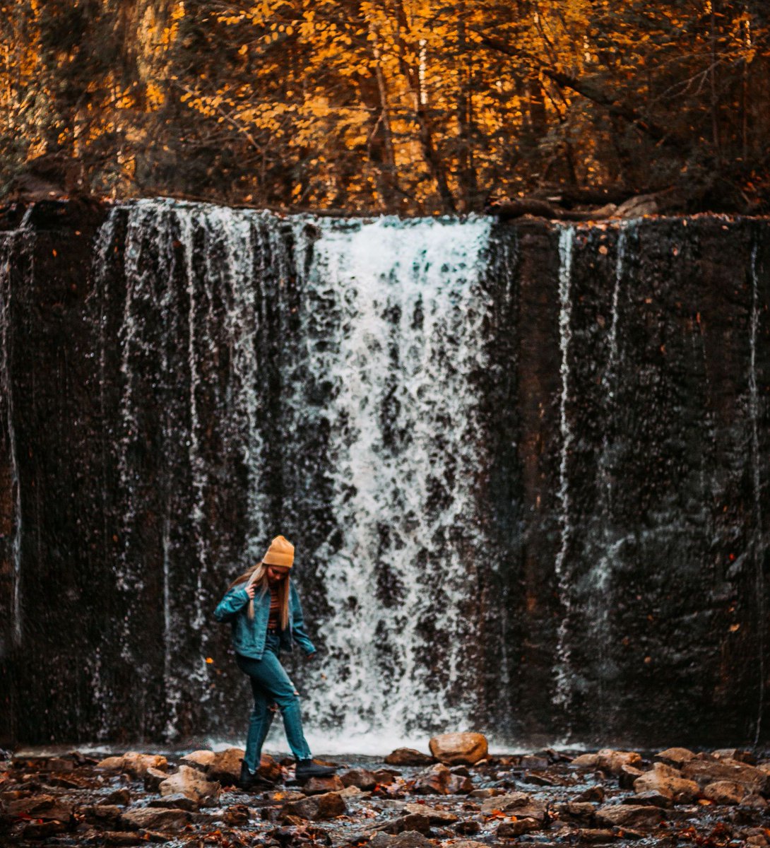 There are so many waterfalls to explore in Apple Country 🍂 Visit our website to learn more about the year-round waterfall experiences in the region: applepietrail.ca/adventures/
📸 <a href="/capturesoka/">Soka Media</a>