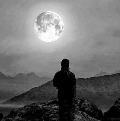 Человек под луной. Человек под луной. Найду одинокую луну. Одинокая луна и звезды. Девочка на луне.