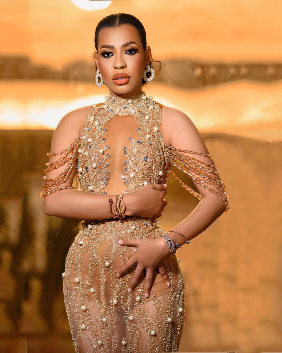 Niniofficiall's tweet photo. Biggie called and I answered😌

Ready to party with the champions tonight?

Designer: @kikstylish 
Fabric: @kubisfabrics 
Makeup: @revysbeauty 
Photography: @photokulture 
Hairstylist: @tobbiestouch
Location: @georgeresidencelagos 

#partywithnini
#BBNaija https://t.co/pDpf9xVdYA