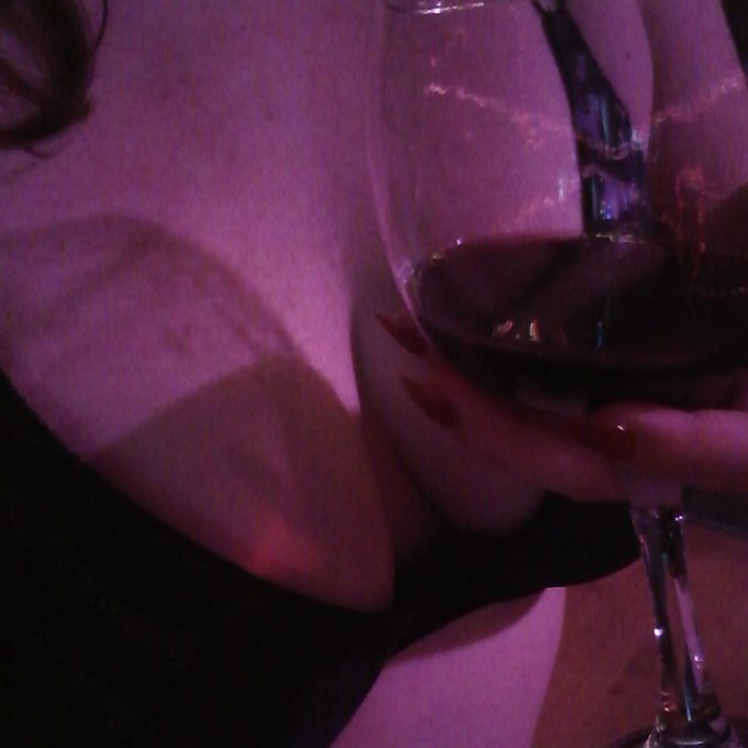 Happy Saturday night spooky kids #wineoclock #weekend #weekendvibes #altgirl https://t.co/Hq8Y8fZntl