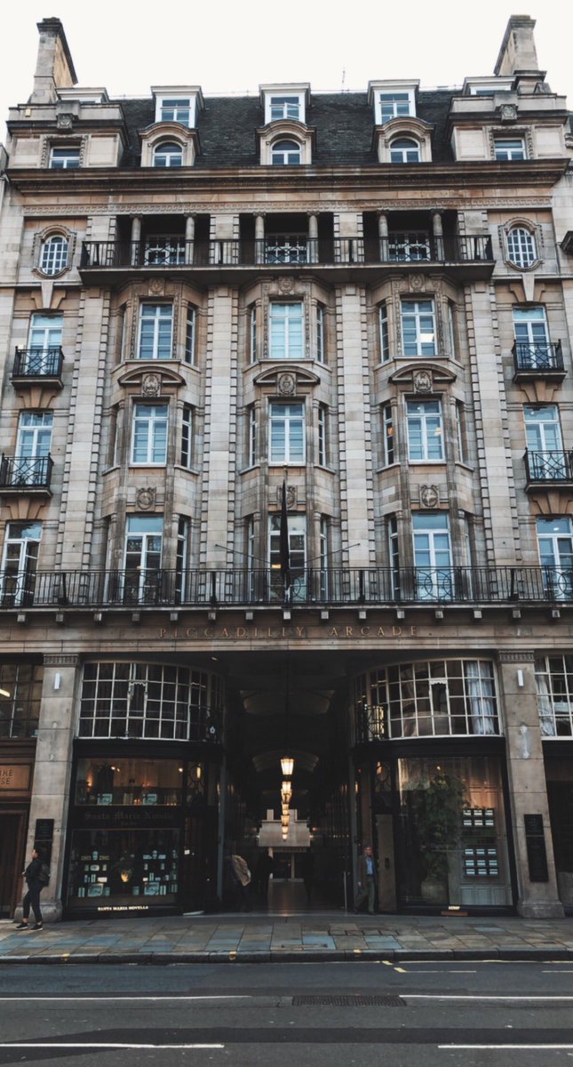 saravcc4's tweet photo. Piccadilly Arcade, London 🤍 - 1 October 2021 https://t.co/bBIv2005LZ
