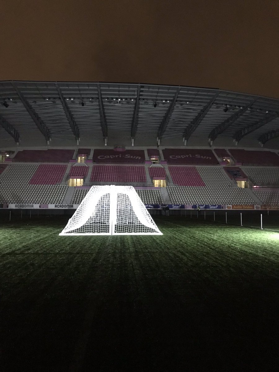 ElisabethVoll's tweet photo. Très puissante installation de Ange Leccia pour @NBParis mais alors la médiation et la signalétique c’est un fiasco! Impossible de trouver l’entrée des serres d’Auteuil ensuite. Ce n’est pas faire honneur aux artistes ni aux visiteurs @Paris https://t.co/tJDpUtBtjh