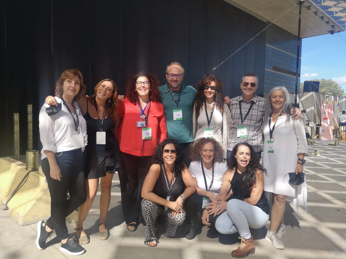 TerritVioleta's tweet photo. ADGAE en la FERIA de HUESCA. Much@s profesionales de las AAEE con toda la ilusión puesta en recuperar el pulso a la escena. Territorio Violeta no podía faltar a una cita tan importante como necesaria.
#teatro #adgae #feriahuesca #feria https://t.co/H6bFyceFhf