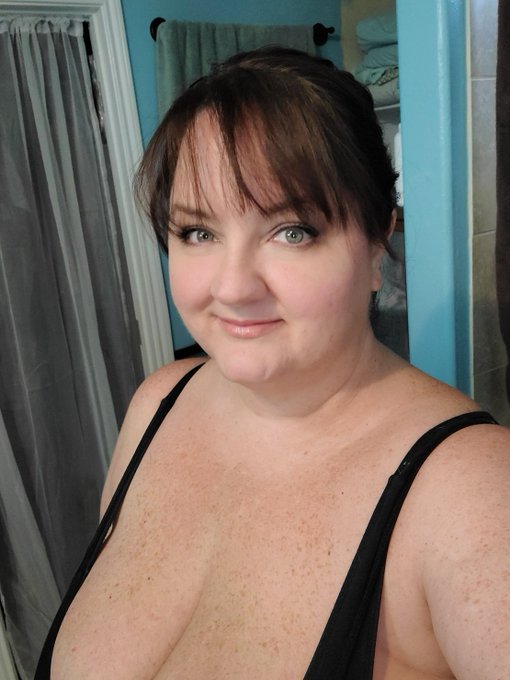 I haven't had bangs in YEARS! Did it myself. Lol. I kinda love it 😁 https://t.co/VIv3vsx6jT