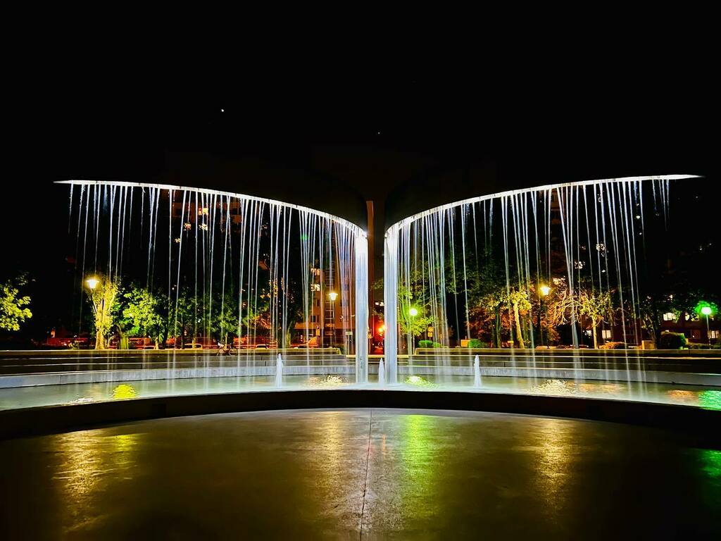 michalkotoc's tweet photo. #fontana #fountain #ruzinov #bratislava #park #parkandrejahlinku #nightimephotography #nighttime #walk #lights #water #voda #svetla #colors #colours #nightmode #shotoniphone #prechadzka #city #vecer #evening #fountains #slovakia #slovensko #relax #beautiful #beautifulevening… https://t.co/7nGd8lNVUB