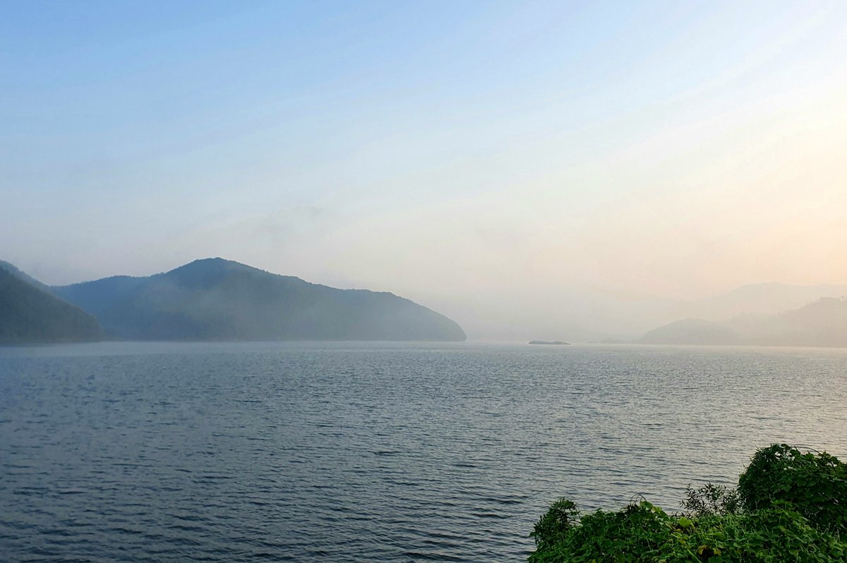 새벽 드라이브 아재갬성.
자연이 주는 에너지를 받고있는 물안개핀 호수입니다.