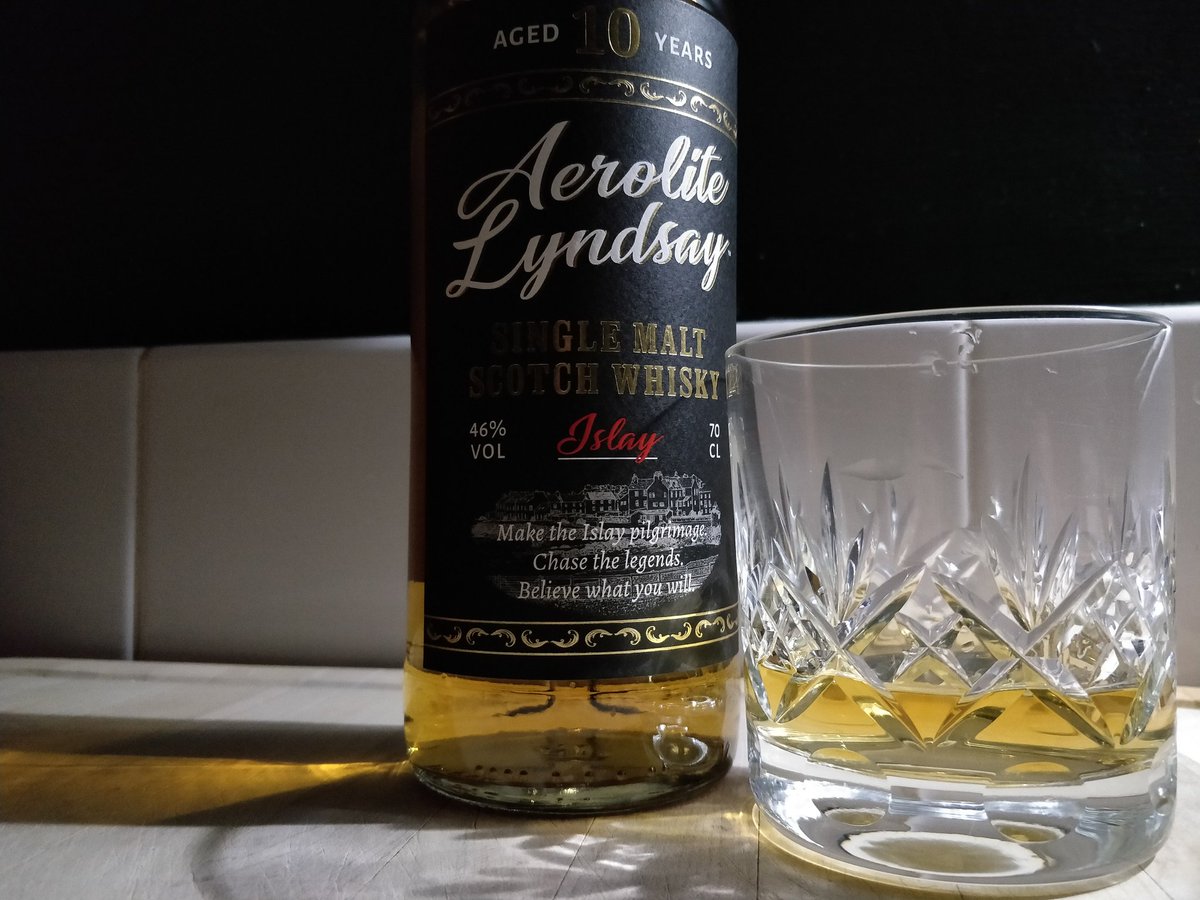 garryhunter's tweet image. So @casnarrative got me tonight&apos;s #properdram for my birthday. The Aerolite Lyndsay from @IslayWhiskyCo is stunningly good and exceptionally drinkable. Really drinkable! Shouldn&apos;t have taken me so long to discover it, but I&apos;ll make up for lost time... #LifeIsGood #slàinte 🥃