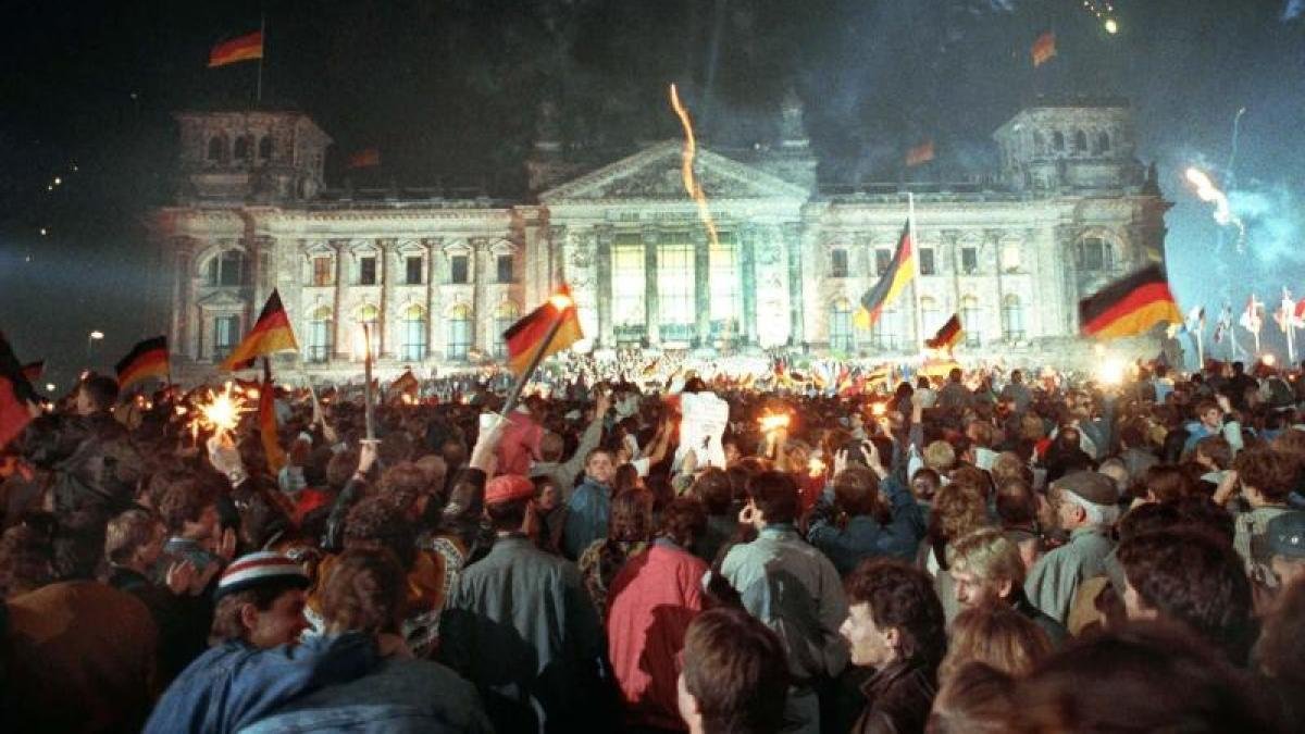 Heute ist Tag der Deutschen Einheit. Heute vor 31 Jahren wurde der Unrechtsstaat DDR endlich beseitigt. Auch zu verdanken den mutigen Bürgern die 1989 das SED-Regime zum Einsturz brachten. Nach 'Wir sind das Volk' kam 'Wir sind ein Volk' 🇩🇪🇩🇪🇩🇪
#DeutscheEinheit