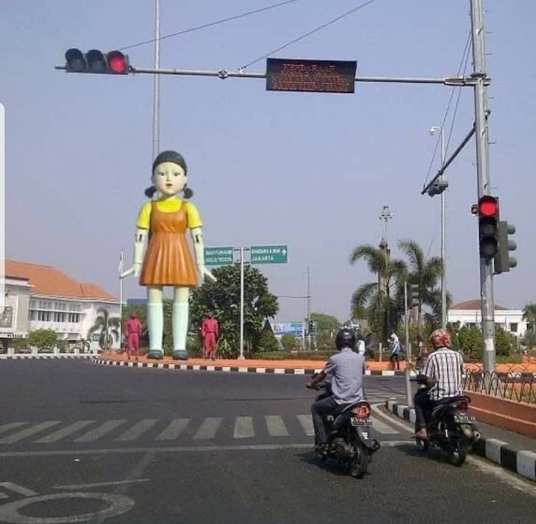 Sarı ışık yanar yanmaz kornaya basanlar için böyle bir ceza sistemi geliştirilmeli.