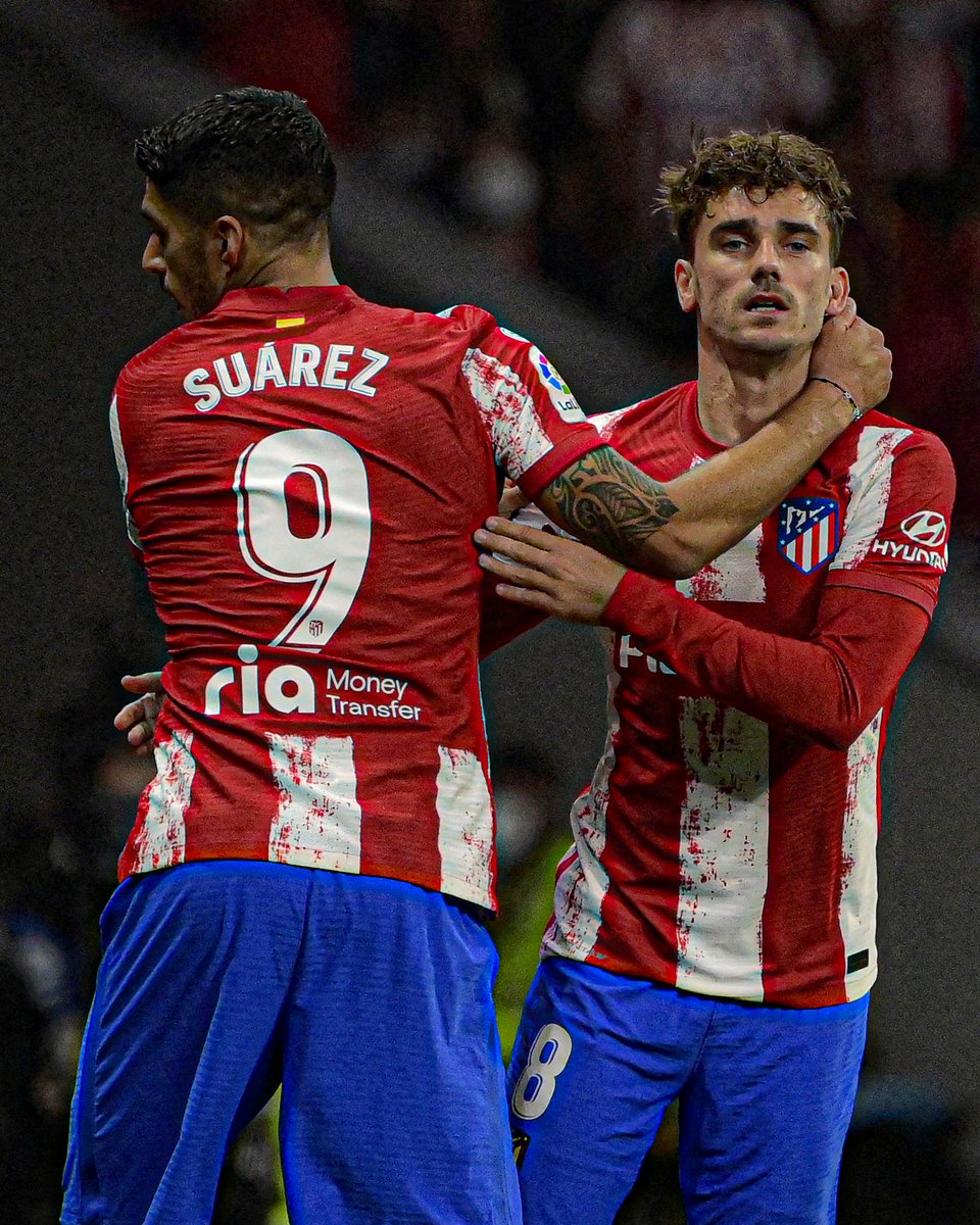 GOAL_ID's tweet photo. Kira-kira apa ya yang dikatakan Suarez ke Griezmann saat mereka bertukar posisi? 😅 https://t.co/kh4qcFOIay