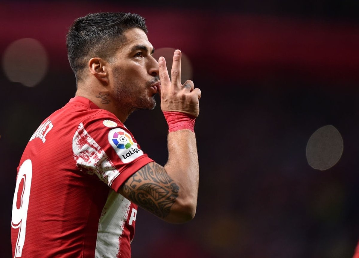 🗣 Luis Suarez:"Bireysel ödülleri önemsemem. Messi ve Ronaldo döneminde iki kez Altın Ayakkabı ödülü kazandım. Oylarla değil rakamlarla kazandığım için gururluyum. Messi yokken Madrid'e 3 attım. Benzerini Gerrard yokken Liverpool'da yaptım. Ajax'a 21 yaşında kaptan olmuş biriyim"