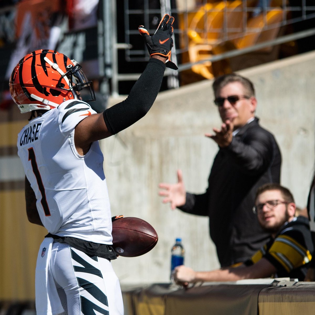 CincyProblems's tweet photo. Bengals destroy the Steelers in Pittsburgh. 
Bengals comeback win in primetime.
Bearcats crush #9 Notre Dame on the road.

I can't think of a better week in Cincinnati football. 🔥 https://t.co/6uBUs24pDE