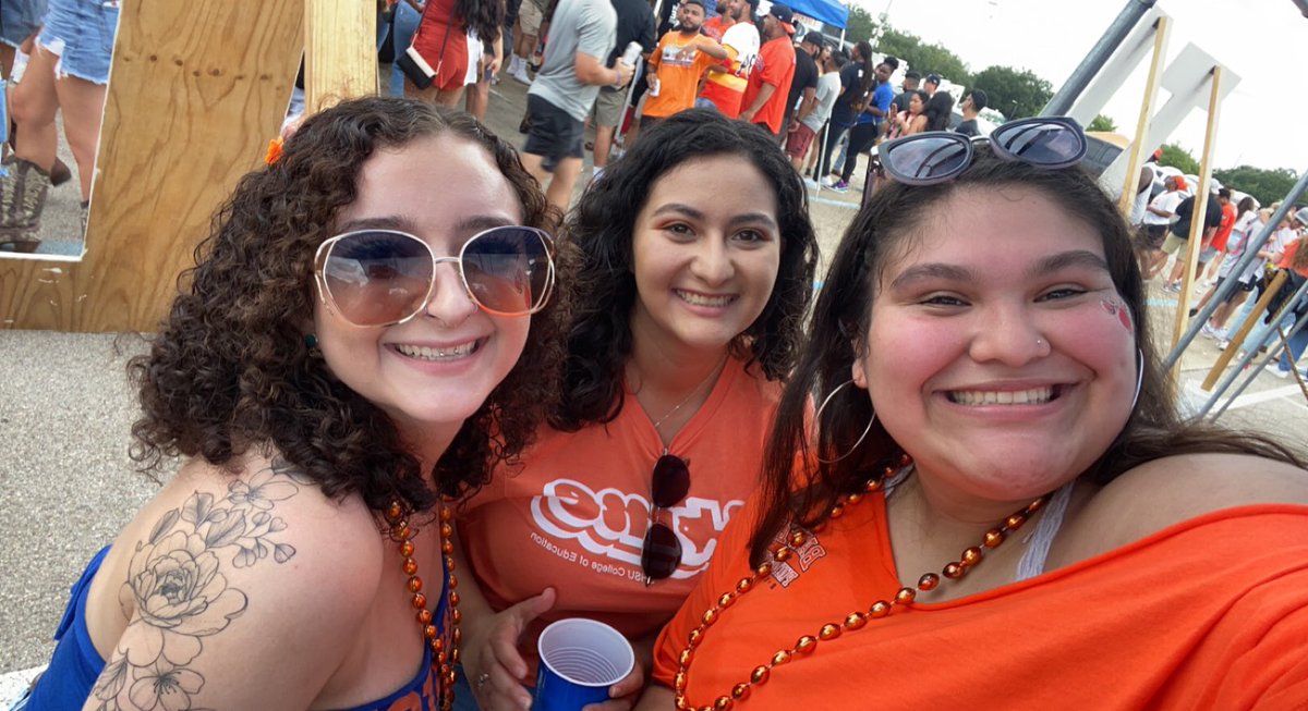 thatgirlili1807's tweet photo. First Battle of Piney Woods!! Let’s go Sam!!! 🧡🧡#BOTPW #SHSU #SFAhateweek https://t.co/uACH0LlGlD