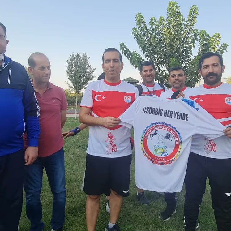 Surbis2's tweet photo. Suruç Belediyesi Başkanı sayın Kenan Aktaş İlçe emniyet müdürü ve ilçe Jandarma komutanın katılımlarıyla yaptığımız  bisiklet turunda güzel kareler ve anlar yaşattıklarından dolayı kendilerine teşekkür ederiz. @surucbld @suruckymkmligi  @kenanaktas21 https://t.co/lhajFciQrC