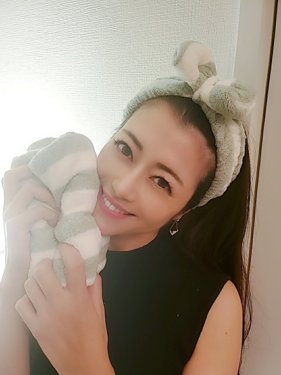 טוויטר 北条麻妃 בטוויטר ヘアバンドと吸水性の良いタオルを戴きました ふわふわ 髪が長いのは ストレートヘア 巻き髪 アップスタイル 和髪など 1つの作品でいろいろ変化ができた方が 表情と共に見え方を変えられるからです その分 洗って乾かすのが大変