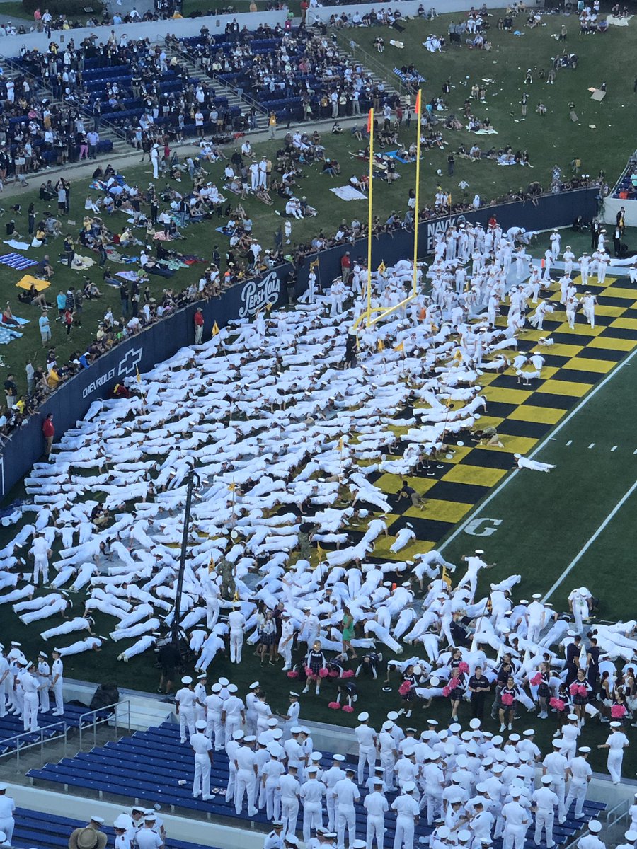 Plebe push-ups are a beautiful thing! We’re up 34-30 with 3 min to go! ⚓️🏈 #gonavy