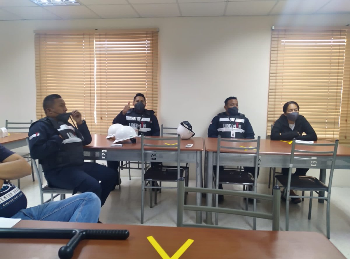 Vera74Carlos's tweet photo. Capacitación al equipo liderman sobre el uso progresivo de la fuerza  . Liderman o nada  @mari_eaa @negreteate https://t.co/Y0k4bJWT6q