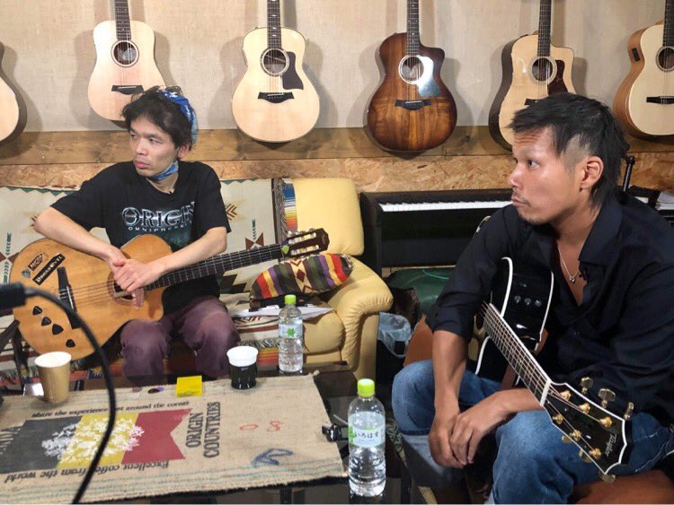 Yasukazun's tweet photo. 昼@初台。TaylorGuitar ArtistLounge
夜@三軒茶屋CafeBarTime（×2）
深夜@吉祥寺ネットルーム ・・・の図（Manboo）
#田部井泰和 #YAS33 #野中しんすけ
#ギター #虎岩正樹 #TaylorGuitars https://t.co/35krG1huml