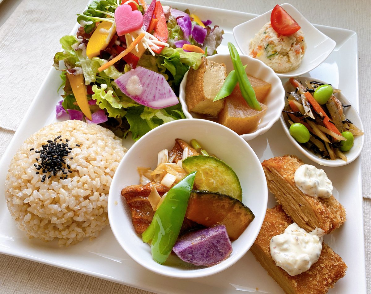 Micchan_vegan's tweet photo. Mahalohaプレート🌱
伝説の?大豆ミートのミルフィーユかつの提供は今日までです🤗
#vegan
#Mahaloha
#館林 https://t.co/745D1MZQT5