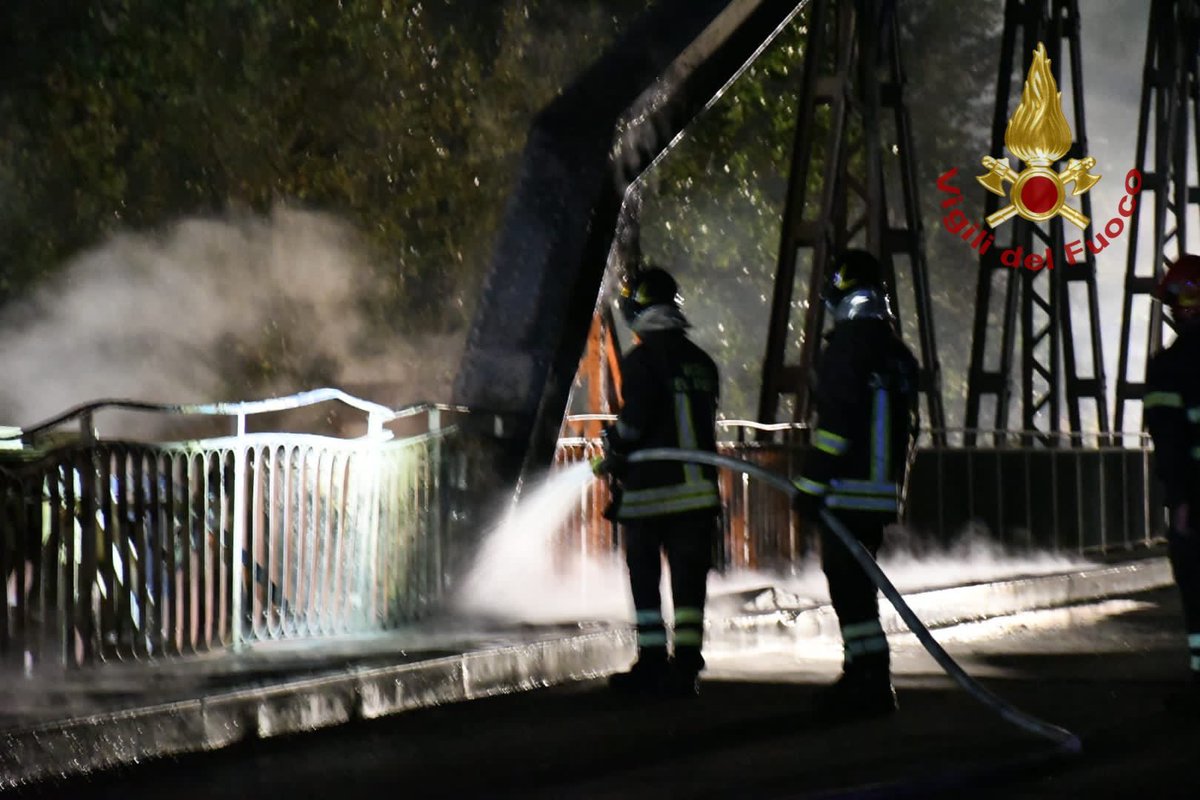 vigilidelfuoco's tweet image. 🔴 #Roma, #incendio Ponte dell’Industria, fiamme spente dai #vigilidelfuoco. L’#incendio ha interessato principalmente una delle passerelle per il passaggio di cavi e condotte del gas, crollata parzialmente [#3ottobre 00:45]
