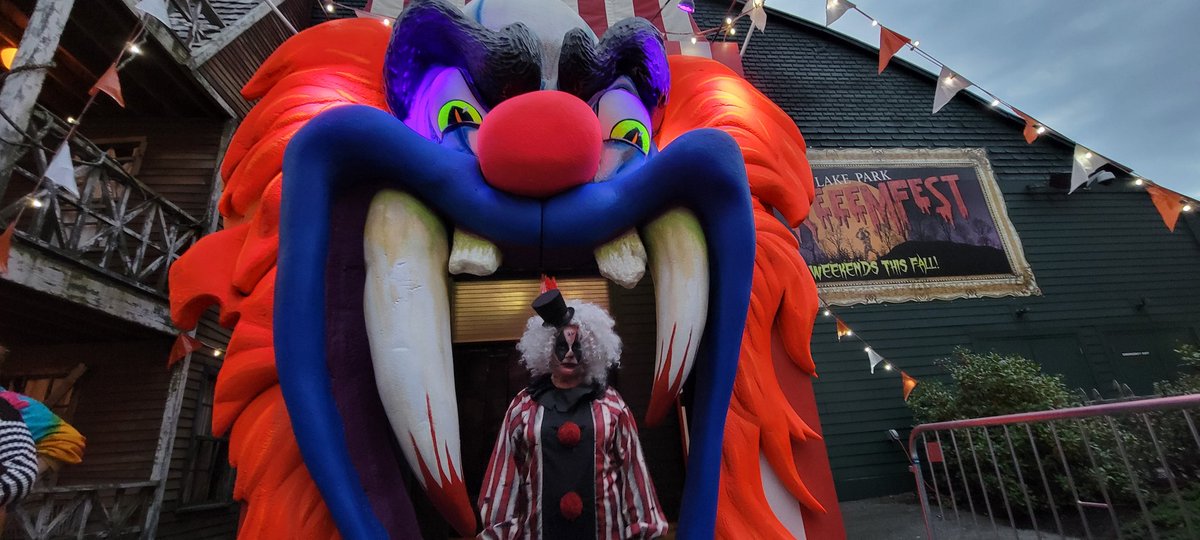 MRCeagle's tweet photo. #canobieupdate #Screeemfest is underway at @CanobieLakePark ghost and goblins are about for a frightfully good time. https://t.co/eybUYXmMcK
