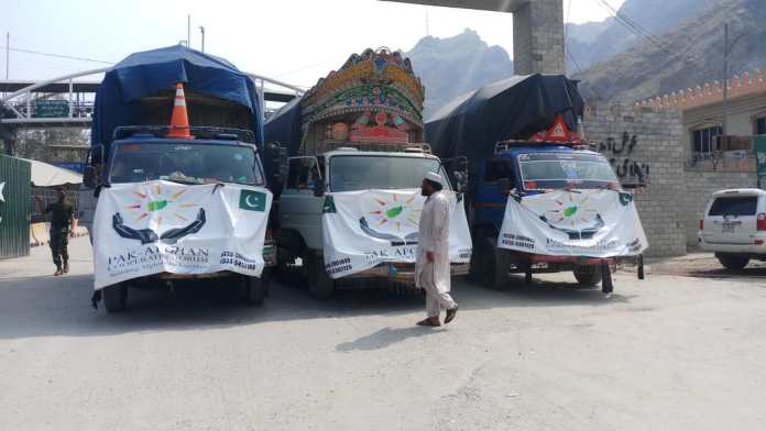KingSiasi's tweet photo. #Pakistan Sends Fresh Consignment of #Relief_Goods of 6 Trucks Carrying 18.5 Tons of #Flour, #Sugar, #Rice and #Pulses Through Torkham Border to Afghanistan.
#Kabul 
#Afghanistan https://t.co/FX96LjKcSV