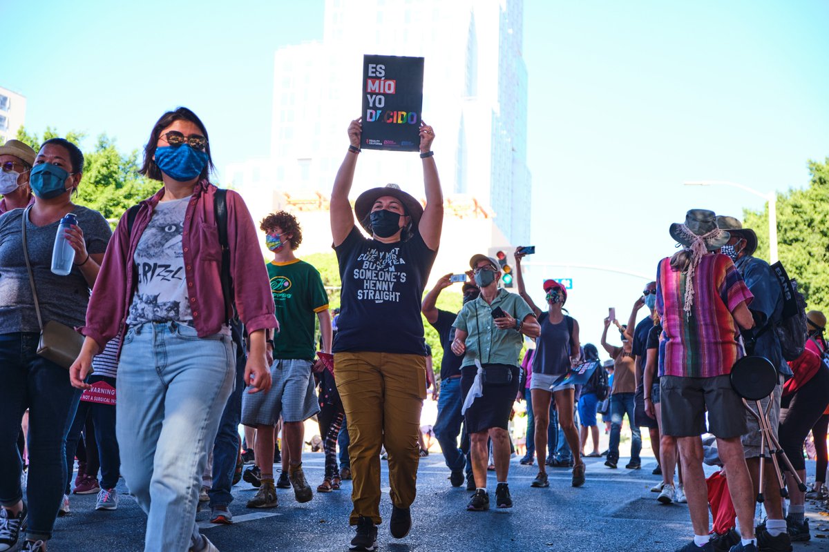 My favorite photo from today is of the incredible @arlenerios marching with members of @AtheistsLA 

This is what a leader looks like.