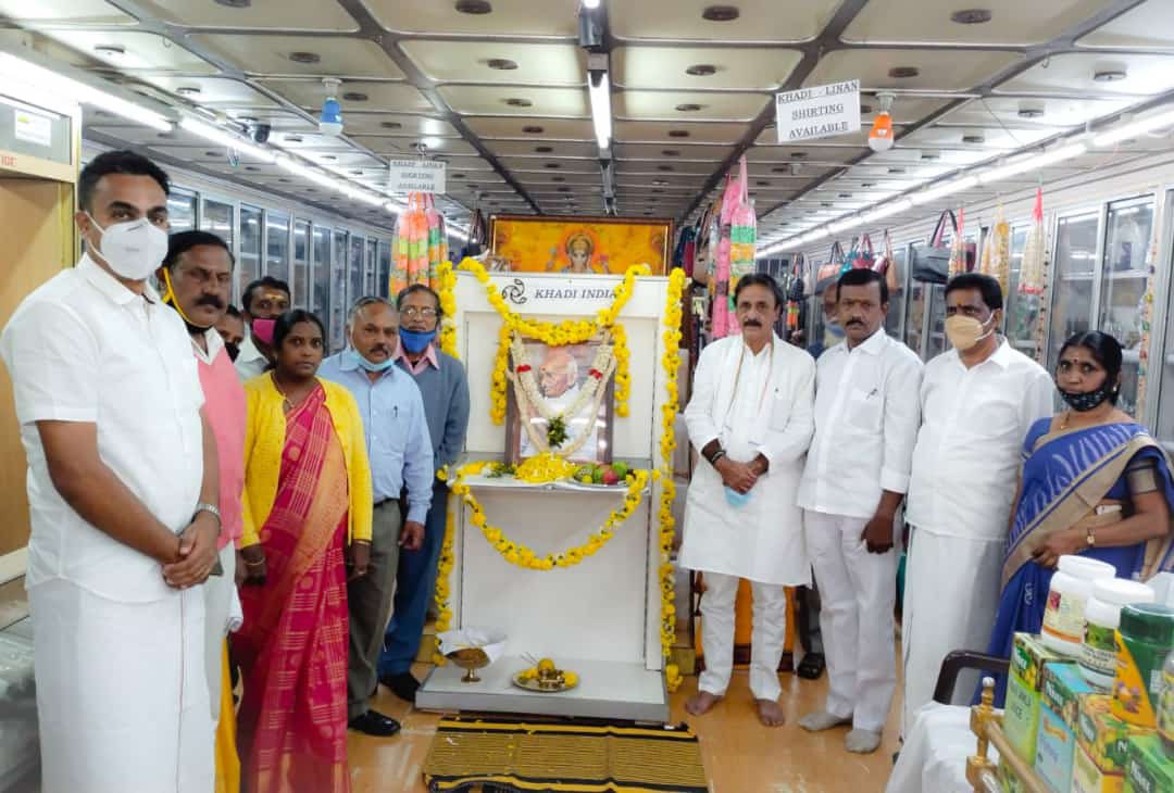 INCNilgiris's tweet photo. Y’day #OotyMLA @GaneshmlaR commemorated #GandhiJayanti  at @kvicindia Ooty branch along with @collrnlg #InnocentDivya madam &amp; #DeputyCollector #MonikaRana madam

@INCIndia @INCTamilNadu @dineshgrao @KS_Alagiri @K_T_L @PriyaNashmikar @dnagarajm17 @manesh_redefine 

#INCNilgiris https://t.co/LrXjqCOKph
