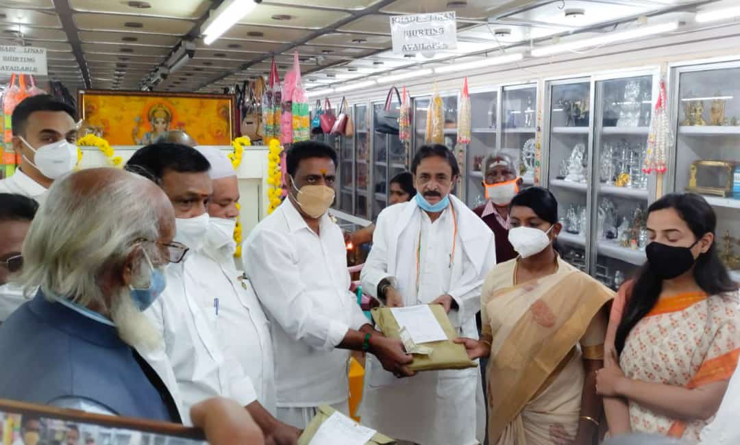 INCNilgiris's tweet photo. Y’day #OotyMLA @GaneshmlaR commemorated #GandhiJayanti  at @kvicindia Ooty branch along with @collrnlg #InnocentDivya madam &amp; #DeputyCollector #MonikaRana madam

@INCIndia @INCTamilNadu @dineshgrao @KS_Alagiri @K_T_L @PriyaNashmikar @dnagarajm17 @manesh_redefine 

#INCNilgiris https://t.co/LrXjqCOKph