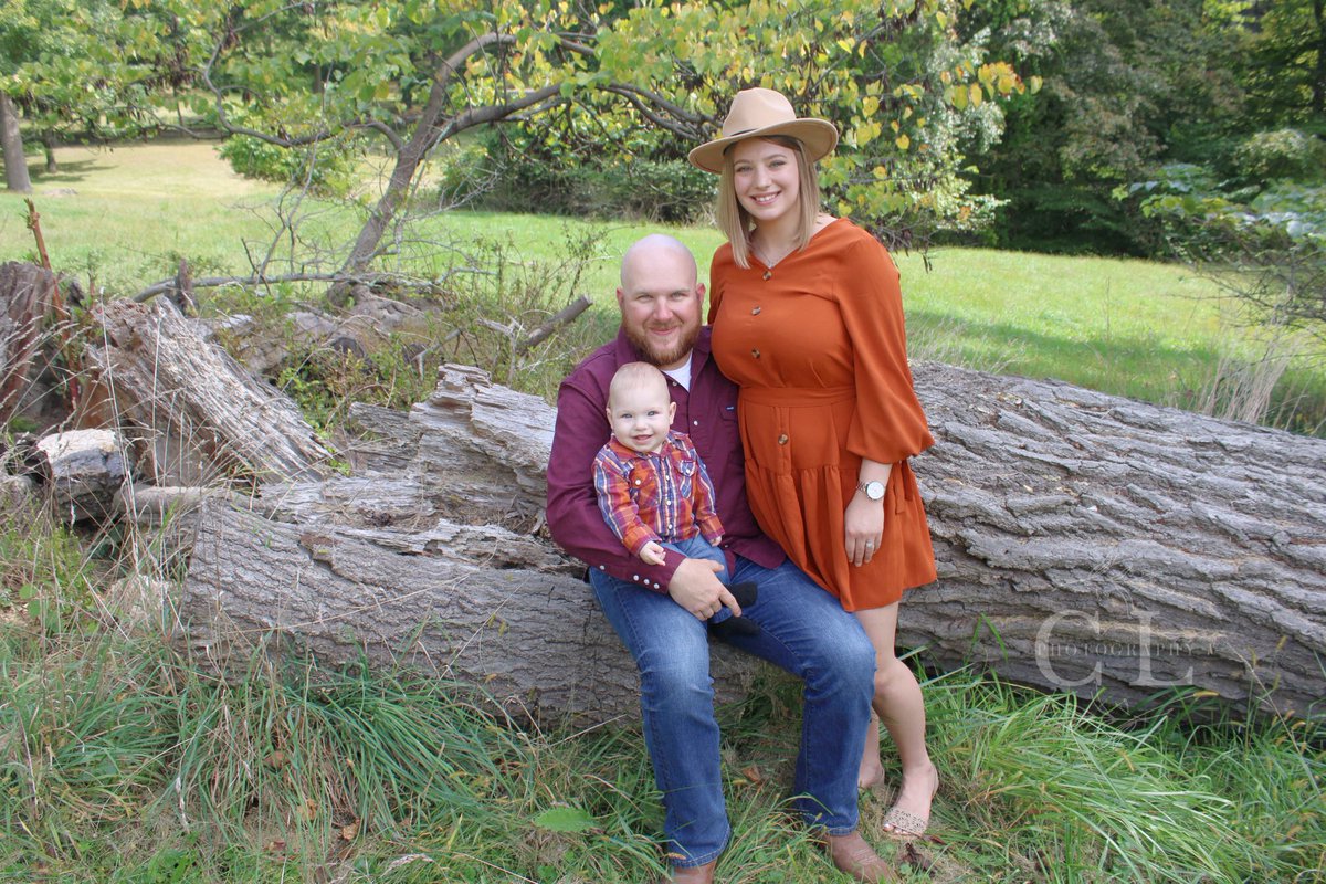 hunterlb712's tweet photo. Just some white people in a field taking fall pictures before the trees turn https://t.co/SCpdCdK81q