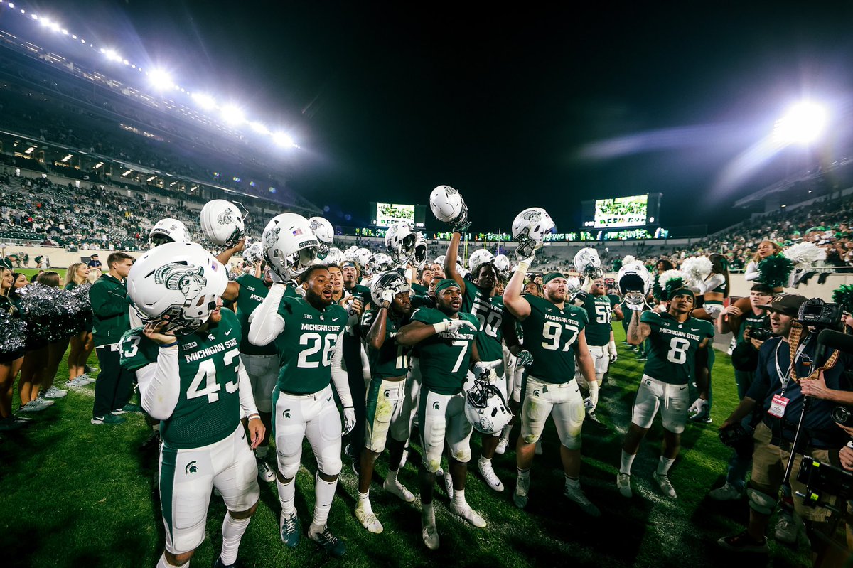 MSU_Football's tweet photo. Nothing like a win at home 💚 #GoGreen https://t.co/FbzjJLgLt8