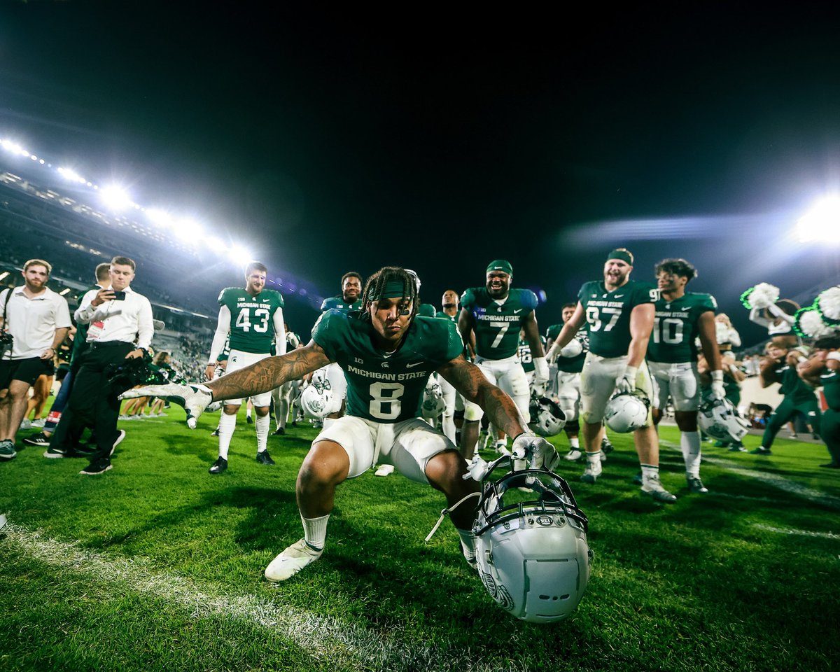 MSU_Football's tweet photo. Nothing like a win at home 💚 #GoGreen https://t.co/FbzjJLgLt8