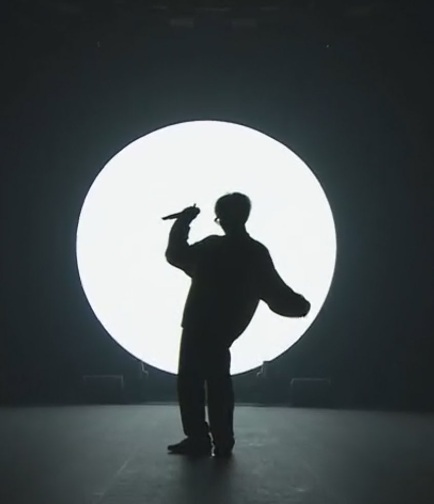 amewiththeT's tweet photo. Hanbin silhouetted against a full moon. That’s it. That’s the tweet.

B.I ROCK THE STAGE
#1stOnlineConcertBI 
#비아이_첫솔콘_1열탑승 https://t.co/ZovNtThM64