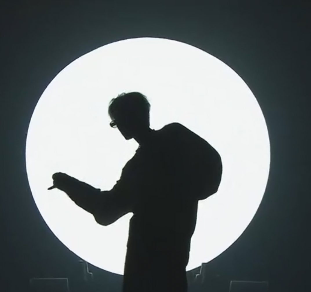 amewiththeT's tweet photo. Hanbin silhouetted against a full moon. That’s it. That’s the tweet.

B.I ROCK THE STAGE
#1stOnlineConcertBI 
#비아이_첫솔콘_1열탑승 https://t.co/ZovNtThM64