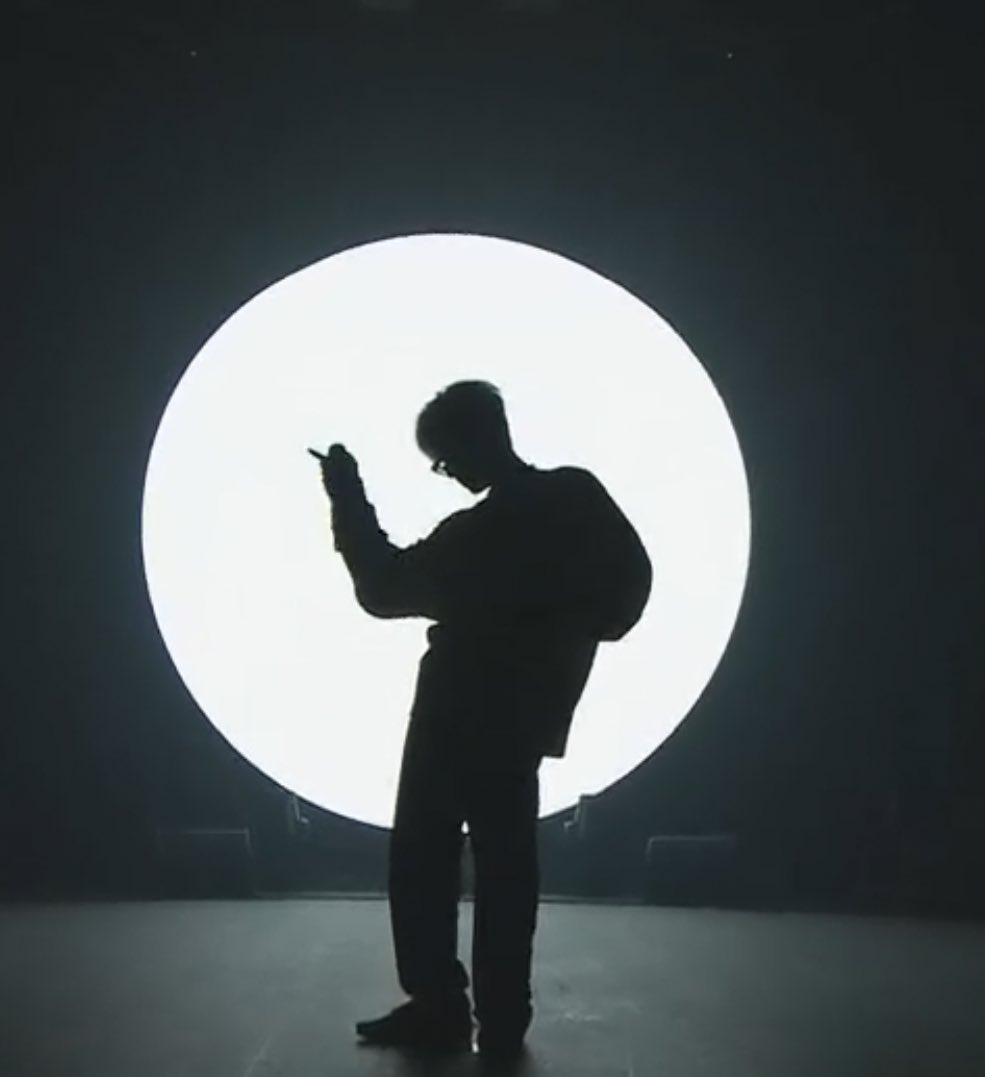 amewiththeT's tweet photo. Hanbin silhouetted against a full moon. That’s it. That’s the tweet.

B.I ROCK THE STAGE
#1stOnlineConcertBI 
#비아이_첫솔콘_1열탑승 https://t.co/ZovNtThM64