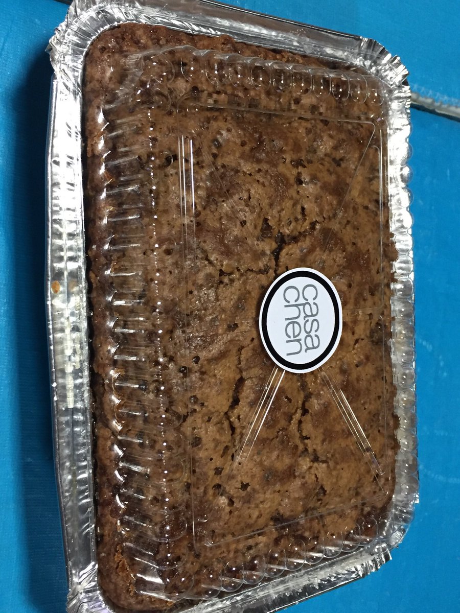 bcsarmiento's tweet photo. Y bueno el postre oficial del #BINGOTime era un maravilloso #chocolatecake de @Casa_Chen2020 pero @MonicaCC18 se apareció con un #carrotcake y uffff simplemente delicioso!! Es como comer #ciniminis con zanahoria y nueces 🤤🤤
Y como en mi casa no niegan fuego 😜 así va la cosa🤭 https://t.co/R5TYuWaqgs