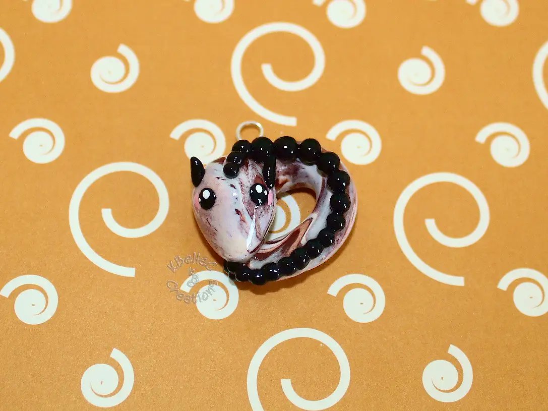 KBelleC's tweet photo. Introducing brown sugar #milkTea in the form of my #Inchlet #dragons! Wanted to see what it'd look like in dragon form. Instead of scales, this little one has boba 😂
#polymerClay #Sculpey #Premo #handmade #kawaii #chibi #otaku #Etsy #smallBusiness #KBelleC #ClumsyArtistCreations https://t.co/4zENtJA6o7