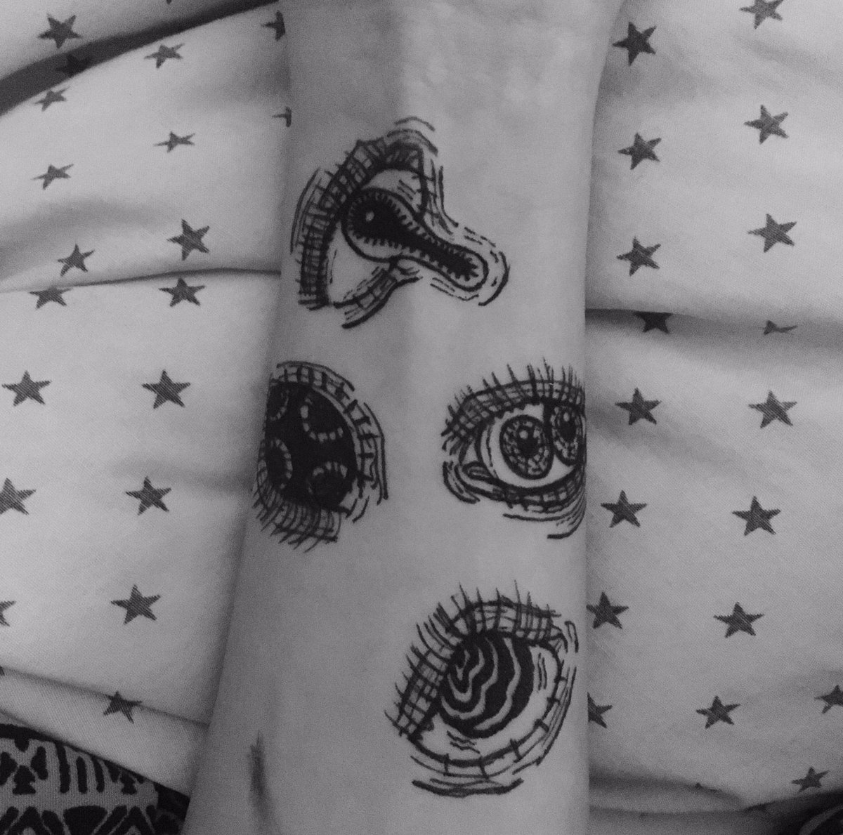 Polita631's tweet photo. Más rayones … , #drawing #draw #ink #tinta #dibujo #pen #tintarts #pendrawing #Pencildrawing #cuarentena #inkdrawing #inkarts #ojo #boceto 👁🗨 https://t.co/2qyijdcNVS