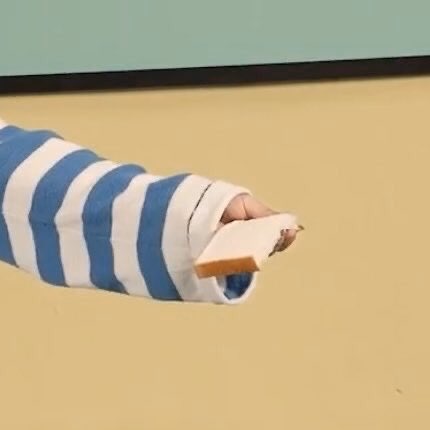 disckoo_'s tweet photo. puh lease i offer this piece of bread https://t.co/ShKgdqtWCu