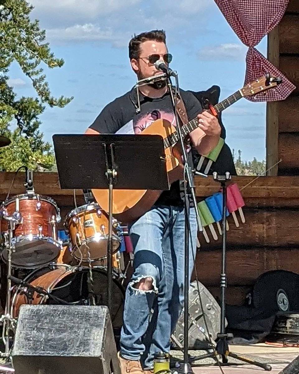 That music stand is just being rude...blocking the view like that.  No consideration for others. 😆