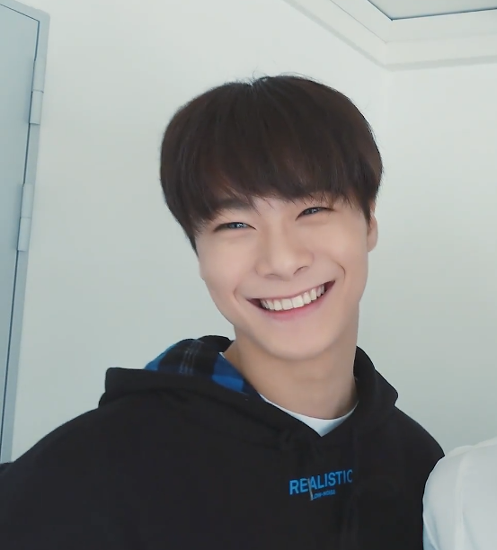moonbinmochi's tweet photo. today i offer you smiley moonbin to make your day/night/tl better and happier: https://t.co/PW0xKZb2j8