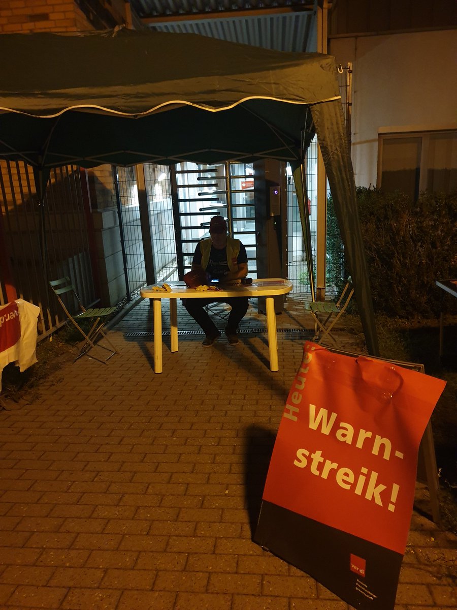 Beweg_Linke_ST's tweet photo. #Warnstreik bei der #Havag in #Halle. 
Die Kolleg:innen der @verdihalle sind schon vor Ort. https://t.co/nHIHcjmK8e