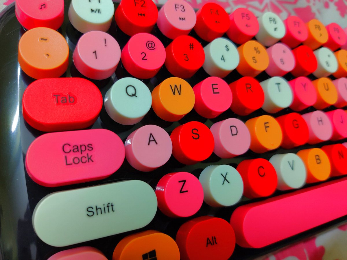 suhasinisrihari's tweet photo. I wanted something that was not too mundane, and I went for a colourful and a cheerful keyboard!

#igear #keybee #retrotypewriterkeyboard

PS. I still love my Logitech K480! https://t.co/LWqCRJyB5s